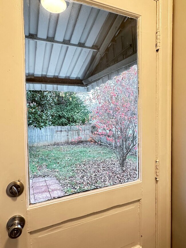 Building Photo - Charming 2-Bedroom Cottage-Style Home!