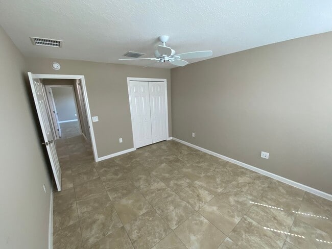 Building Photo - Beautiful Unfurnished 3 bed, 2 bath ANNUAL...