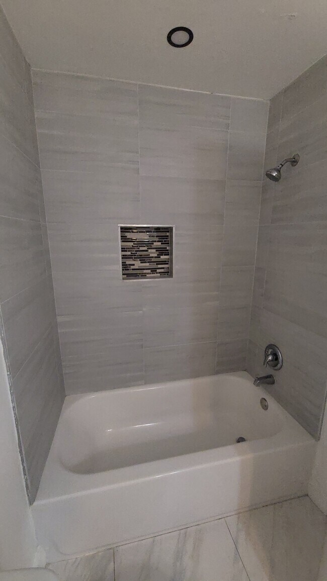 2nd master bath tub - 7338 NW 75th St