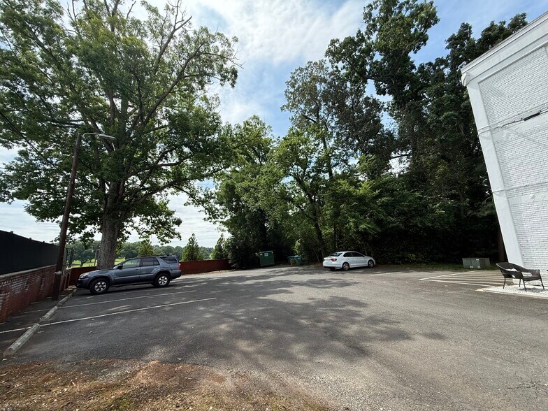Building Photo - 2501 Roswell Ave