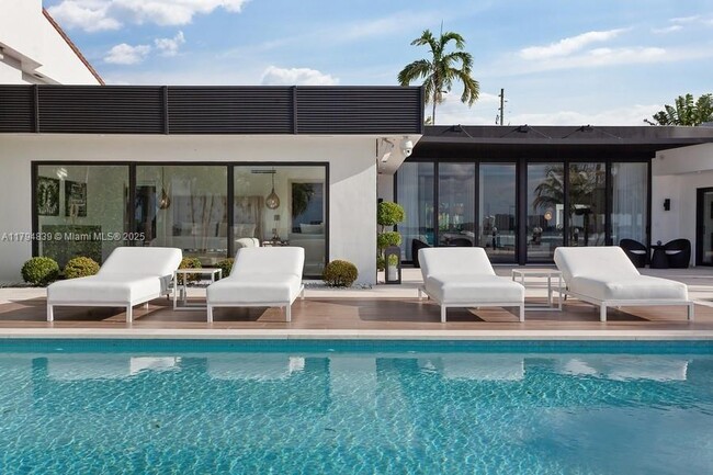 Building Photo - 7972 Biscayne Point Cir