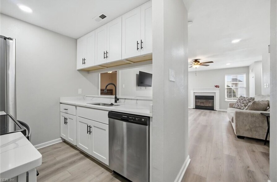 Building Photo - 513 Peak Ct