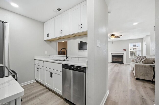 Building Photo - 513 Peak Ct