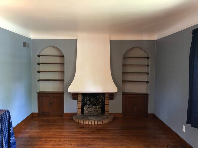 Building Photo - Beautiful 3 bedroom in Hyde Park neighborhood