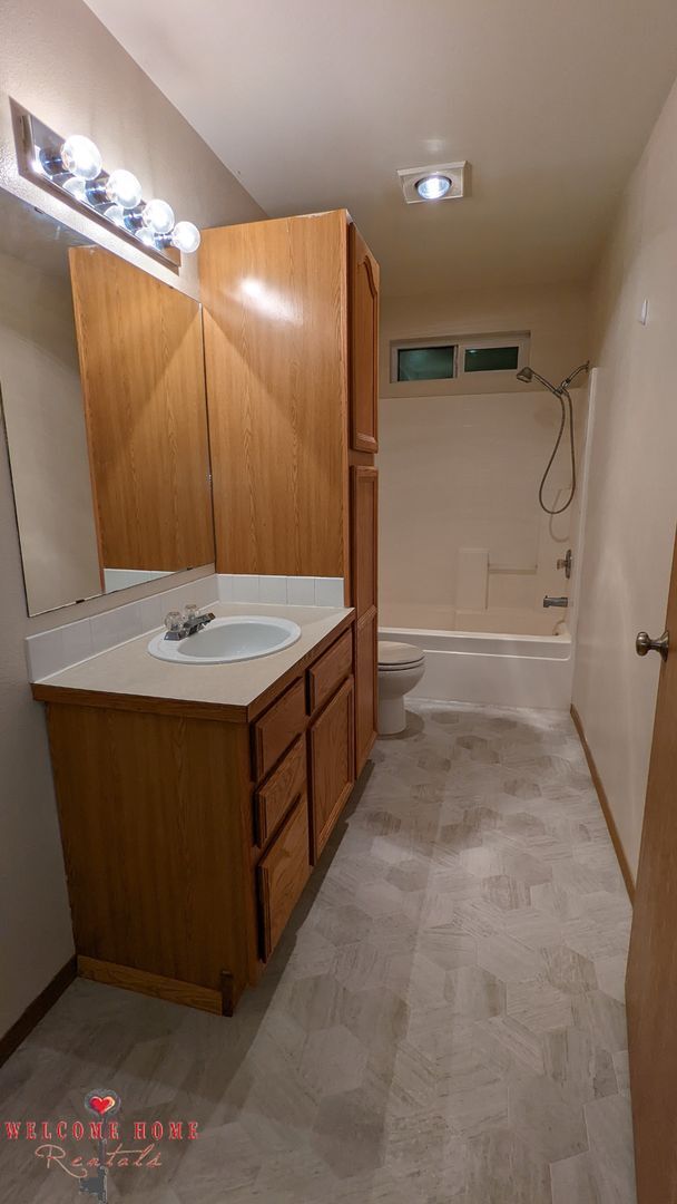 Building Photo - The amenities of an apartment community in a gorgeous home!