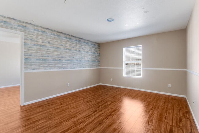 Building Photo - Light and bright 4-bedroom 3 bath beauty i...