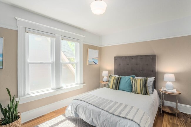 Building Photo - 1518 SE Poplar Ave