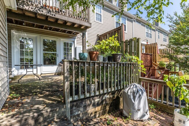 Building Photo - 1463 Glenside Green - River Run Townhome!