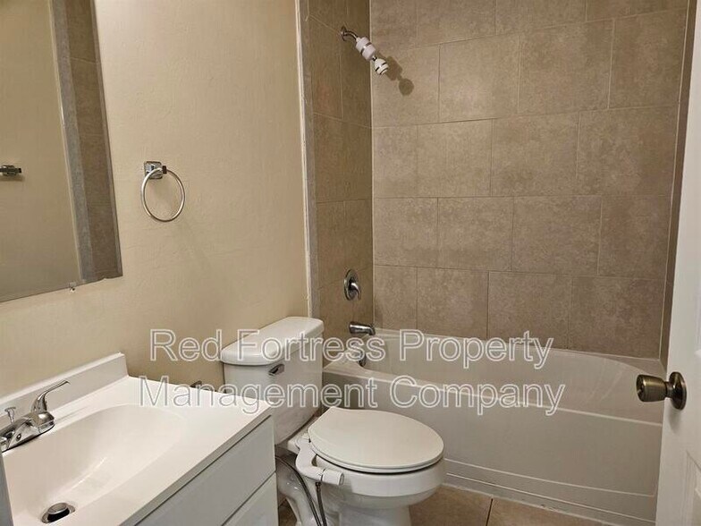 Building Photo - 542 SE 6th Pl