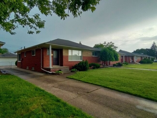 Building Photo - Beautiful, sprawling, brick ranch - $1700/mo