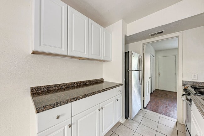 Building Photo - 2 month lease cute 1-1 blocks from campus ...