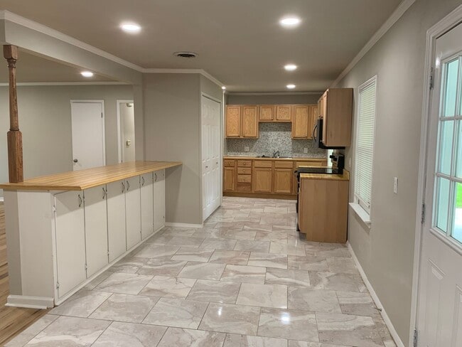 Building Photo - Freshly Renovated 3-Bedroom, 1-Bath