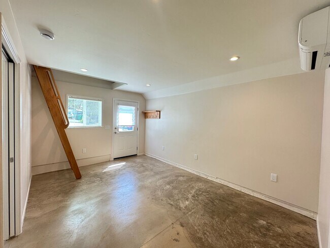 Building Photo - 112