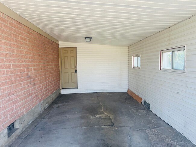 Building Photo - Newly remodeled home, new flooring and paint throughout