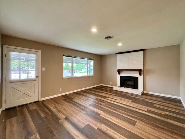 Building Photo - TENTATIVELY RENTED 3 Bedroom 2 Bathroom Na...