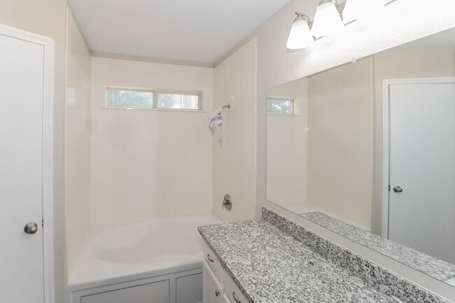 Building Photo - 2604 Hill Street Cove