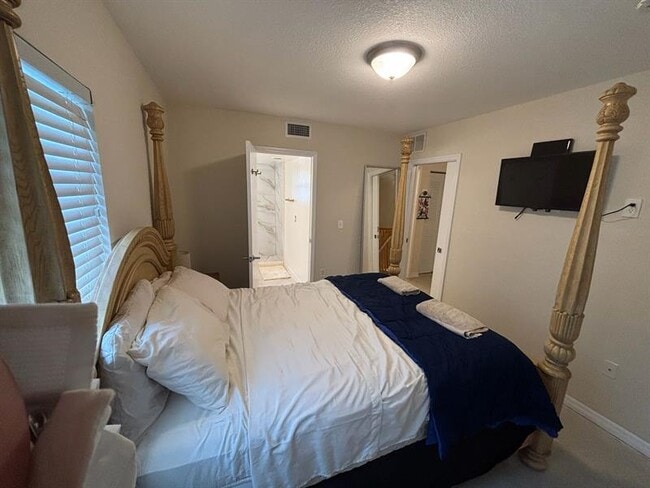 Building Photo - 400 NW 19th Terrace