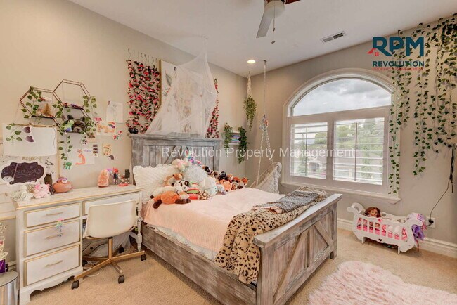 Building Photo - "Spacious Elegance: Stunning 6-Bedroom Ret...