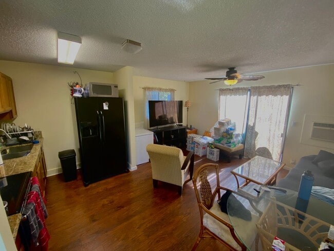 Building Photo - 3/2 House W/ 1/1 Cottage