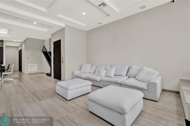 Building Photo - 425 N Ocean Blvd