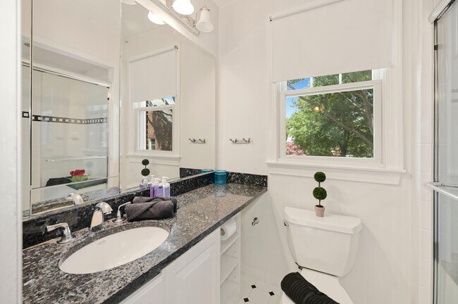 Building Photo - 4505 Alton Pl NW