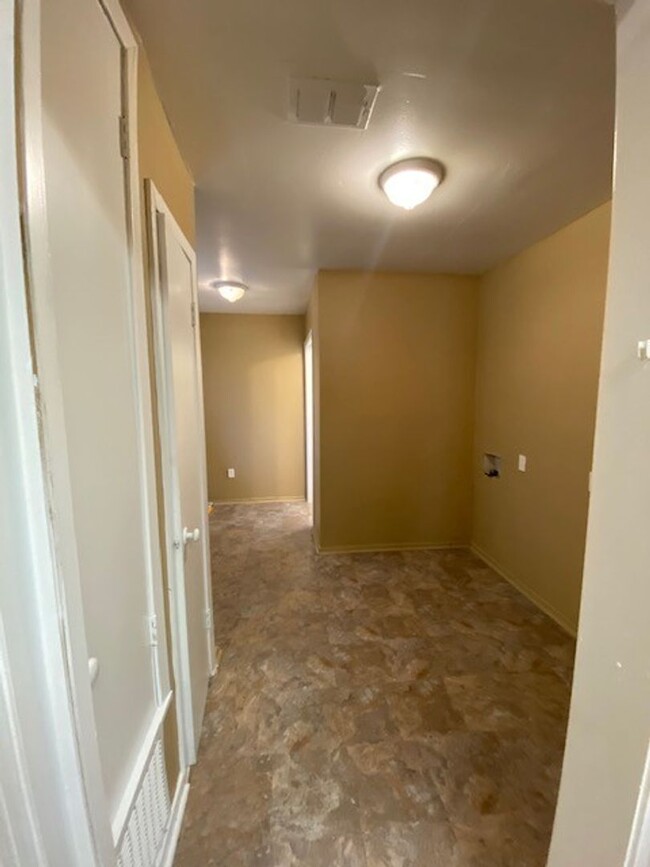 Building Photo - Cozy 3-bedroom, 1.5 bath for lease in west...