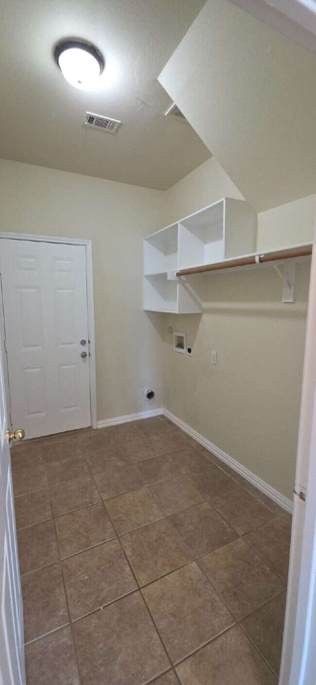 Building Photo - Expansive Mansfield Home with 5 Bedrooms, ...