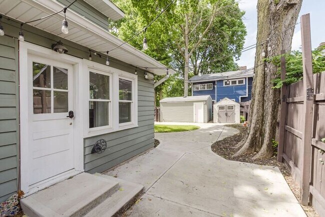 Building Photo - Charming, Fully Updated Broad Ripple Gem!