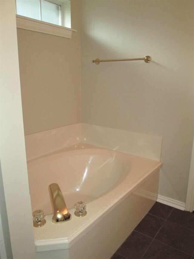 Building Photo - Spacious 3 bedroom 2 bath home in Tyler! Coming soon!