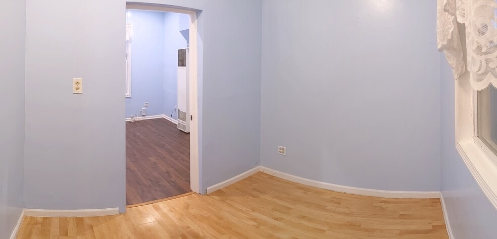 Secondary bedroom - 2455 W Cortland St