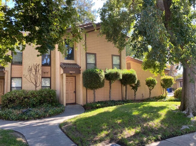 Building Photo - Tuscany Place Triplex