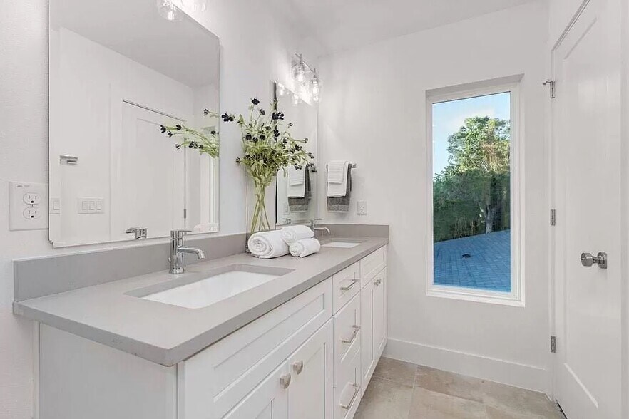 Building Photo - 5008 Lott Ave