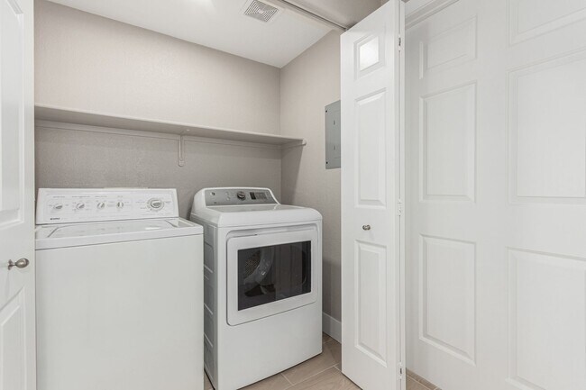 Building Photo - Upgraded 2 Bed 2 Bath with attached 1 Car ...