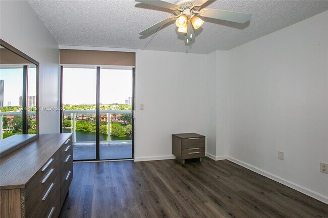 Building Photo - 20505 E Country Club Dr