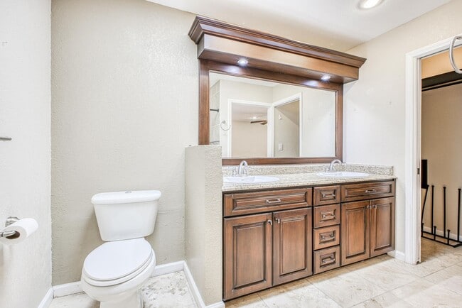 Building Photo - Beautiful House with 4 bed - 2 baths - office & covered big Jacuzzi