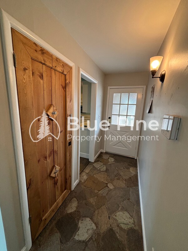 Building Photo - 1058 Mojave St