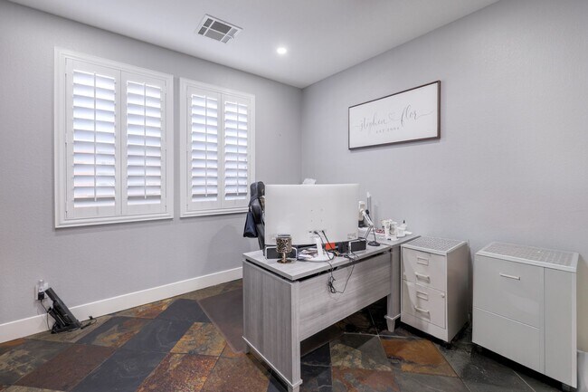 Building Photo - Newly Upgraded 4 Bedroom Home
