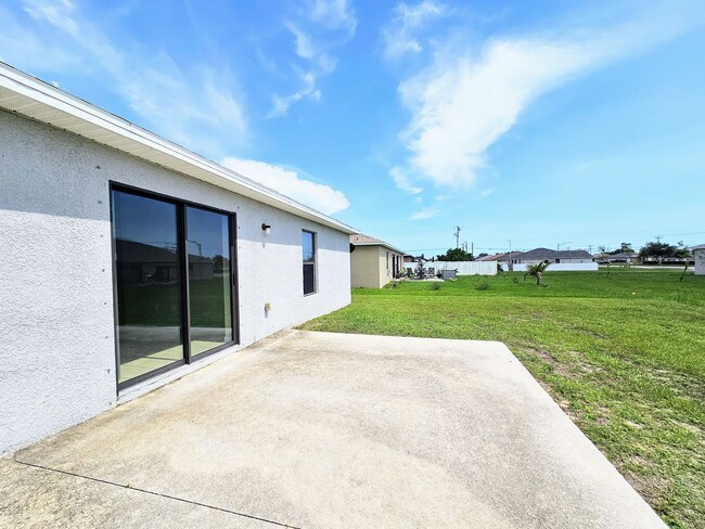 Building Photo - Like New  3 bedroom, 2bath 1 car garage