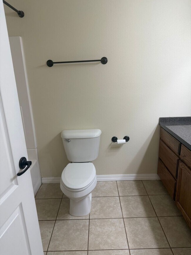 Building Photo - 1221 E 14th St