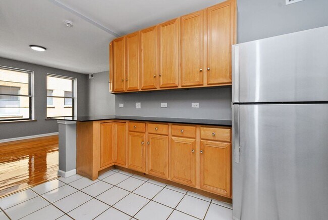 Building Photo - Three Bedroom in South Shore