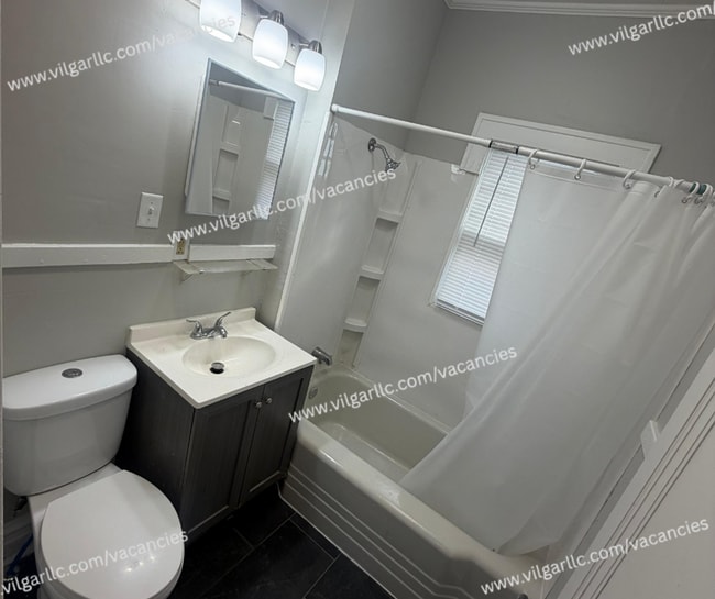 Building Photo - FOR RENT — SPACIOUS 3 BED / 1 BATH HOME