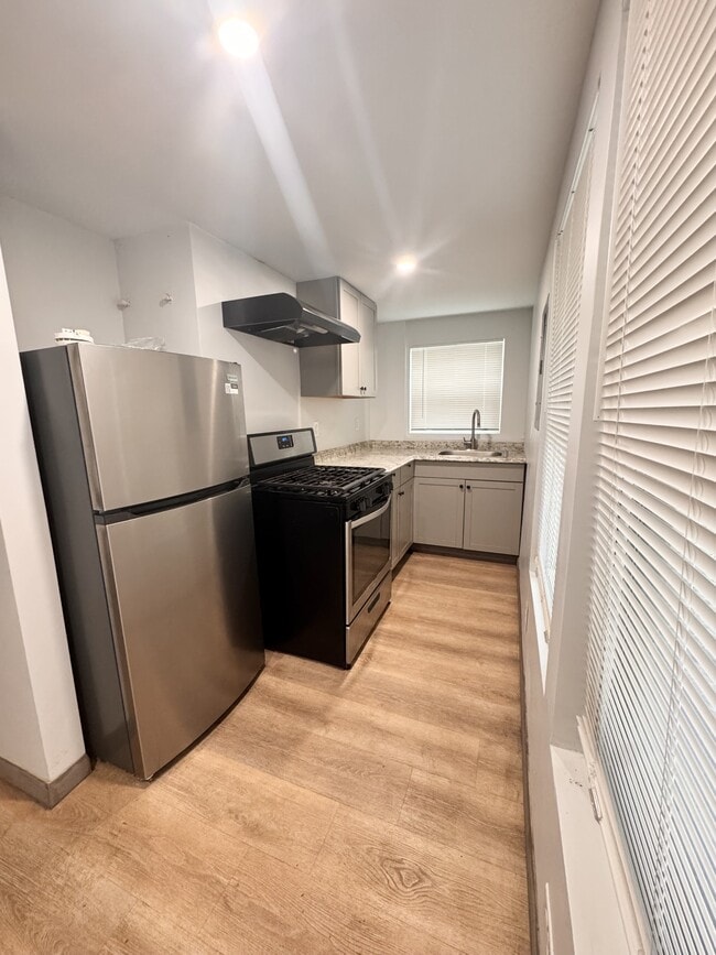 Building Photo - 135 E 17th St