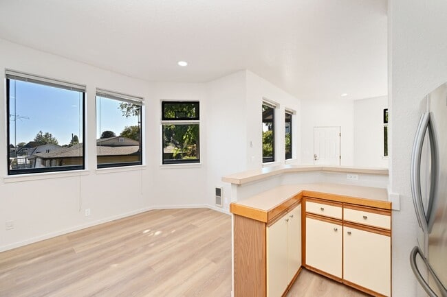 Building Photo - Welcome Home to Terrace View!