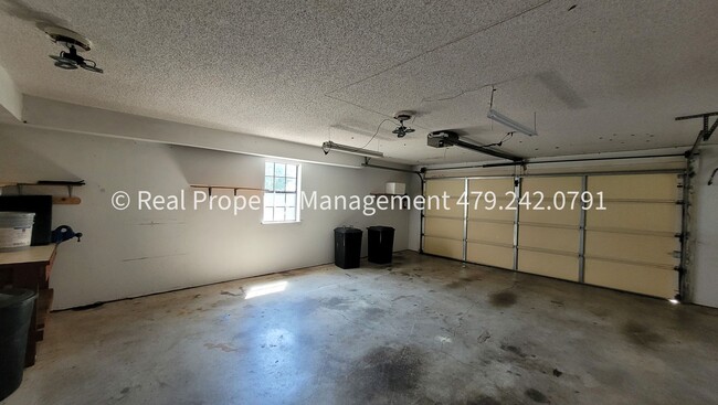 Building Photo - 106 Oak St