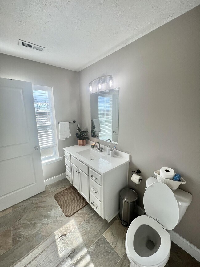 Building Photo - 2034 Mountain Ash Ln