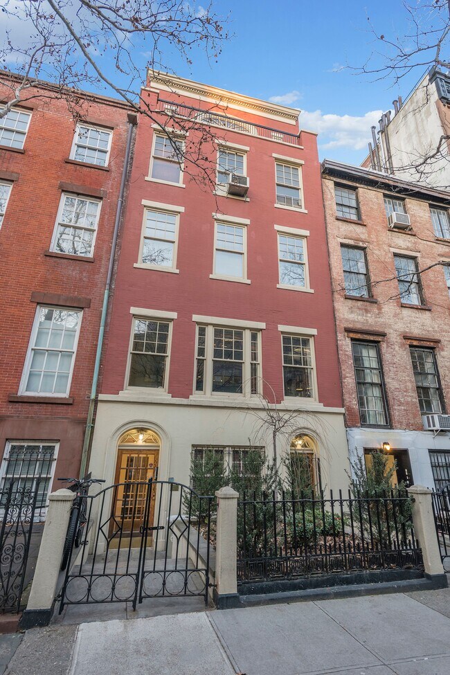 Building Photo - 115 W 11th St