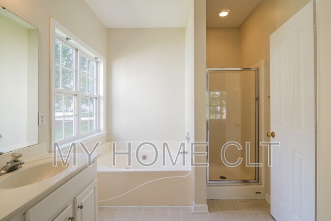 Building Photo - 15012 Rothesay Dr