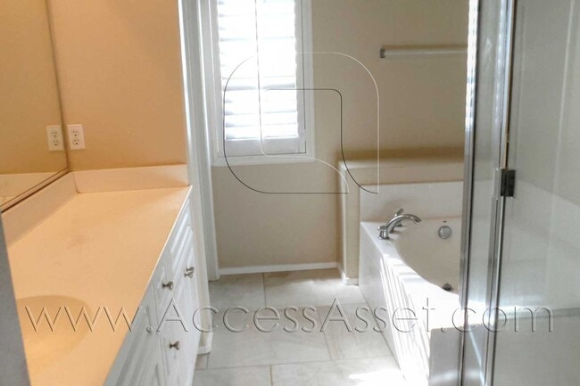 Building Photo - Beautiful Three Bedroom, Curb Appeal Home!