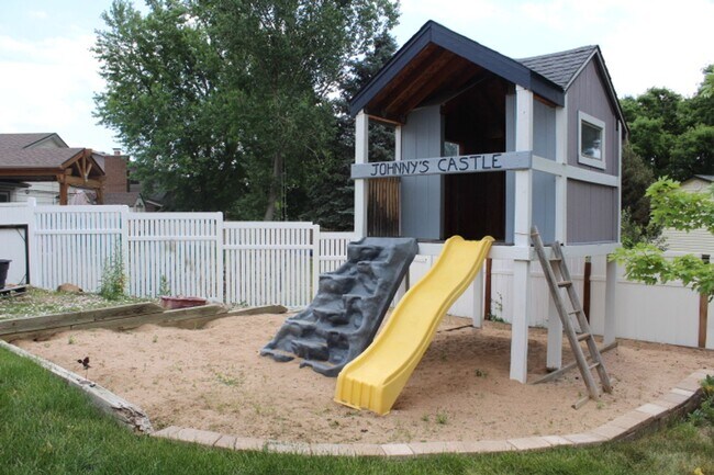 Building Photo - Columbine Hills - 3 BR/2 1/2 BA Home!