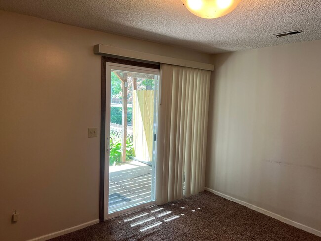 Building Photo - Spacious Townhome w/ Washer & Dryer, Garag...